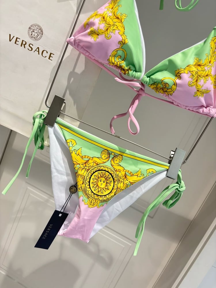 طقم بيكيني نسائي فاخر بتصميم فرساتشي (Versace) مع وشاح شاطئ متناسق