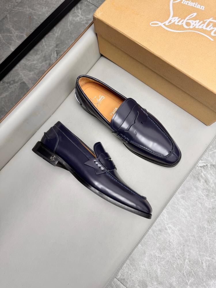 حذاء لوفر (Penny Loafer) رسمي فاخر من كريستيان لوبوتان (Christian Louboutin) من جلد الورنيش اللامع باللون الكحلي الداكن.