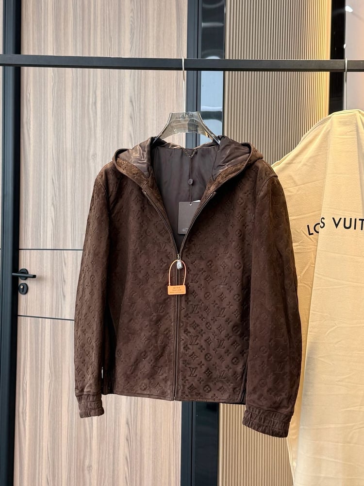 جاكيت رجالي بني بـهودي من جلد الشمواه المنقوش من لويس فويتون (Louis Vuitton)