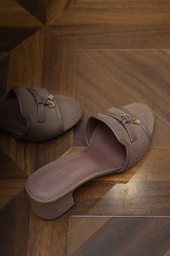 خُف "لورو بيانا" الفاخر بكعب متوسط (Loro Piana Mid-Heel Mules)
