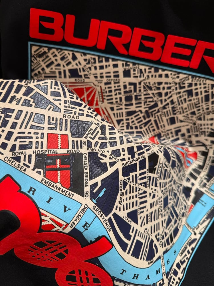 تيشرت "بربيري" (Burberry) الرجالي الأسود بتصميم خريطة لندن وطبعة "London" البارزة