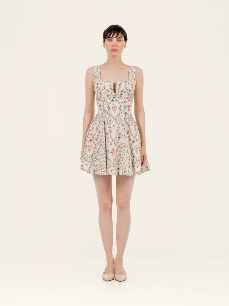 فستان "أغوا بينديتا" القصير بنقشة الزهور الناعمة (Agua Bendita Floral Mini Dress)
