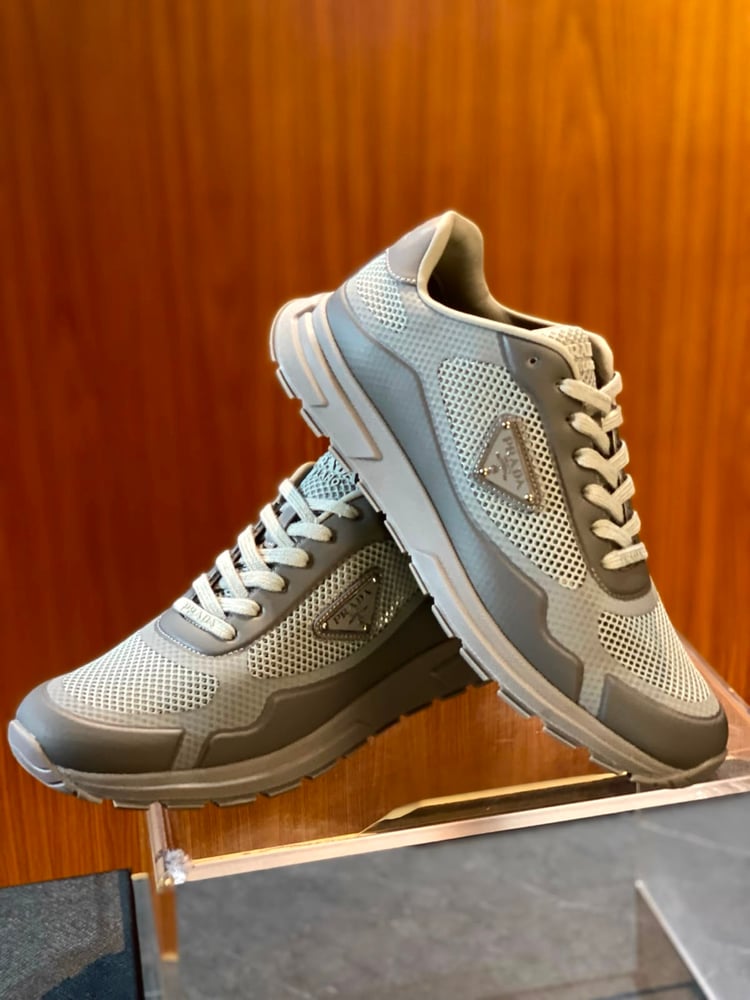 حذاء رياضي رجالي فاخر "برادا" (Prada)