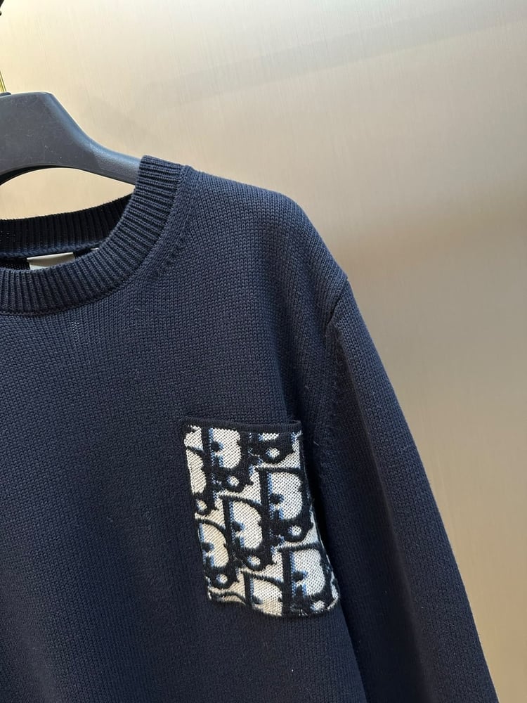 سويت شيرت تريكو رجالي فاخر بتفاصيل أوبليك من كريستيان ديور (Christian Dior)