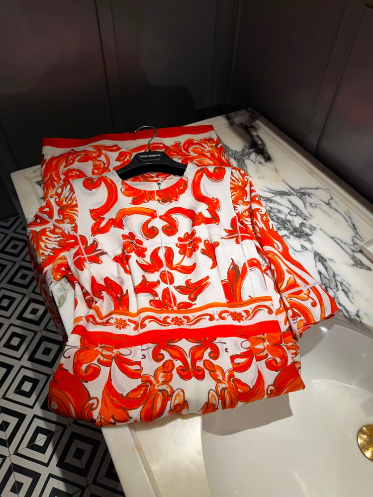 فستان دولتشي آند غابانا (Dolce & Gabbana) الحريري الفاخر بنقوش المايوليكا البرتقالية