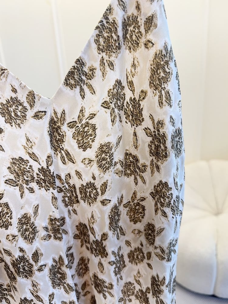 توب لورو بيانا (Loro Piana) الفاخر بنقوش الزهور الكلاسيكية