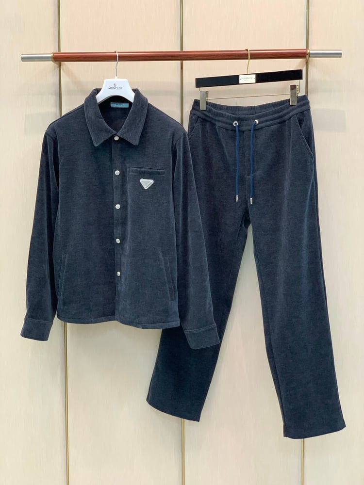 طقم رياضي / جاكيت وبنطلون رجالي فاخر من "برادا" (Prada) بتصميم قماش المخمل المضلع (Corduroy)
