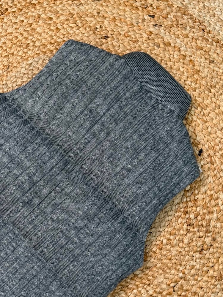 فيست / جيليه "لورو بيانا" (Loro Piana) الرجالي الفاخر بتصميم تريكو صوفي ومبطن (اللون الرمادي الأنيق)