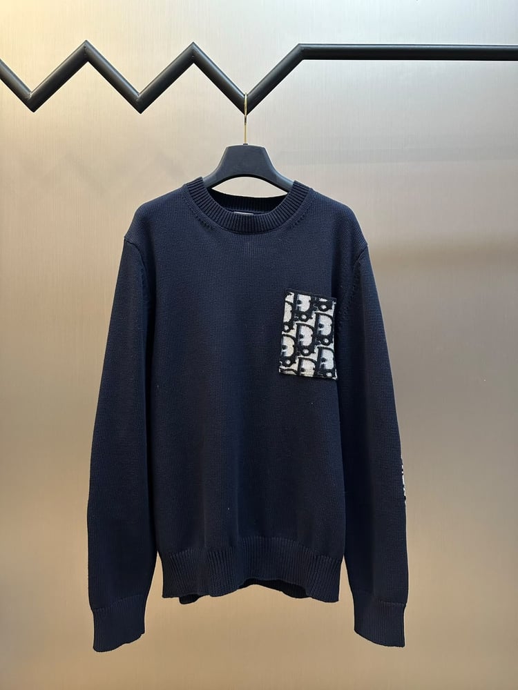 سويت شيرت تريكو رجالي فاخر بتفاصيل أوبليك من كريستيان ديور (Christian Dior)