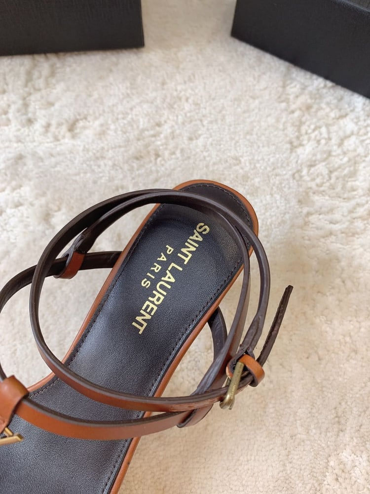 صندل "سان لوران" المزين بشعار YSL (Saint Laurent YSL Logo Thong Sandals)