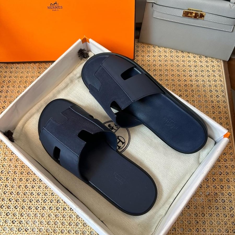 نعال إيزمير (Izmir) الصيفي الفاخر من هرمز (Hermès) بمزيج الجلد الطبيعي والقماش باللون الكحلي الداكن.