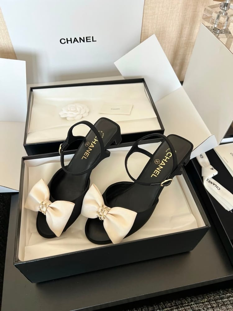 صندل شانيل (CHANEL) الأسود الفاخر