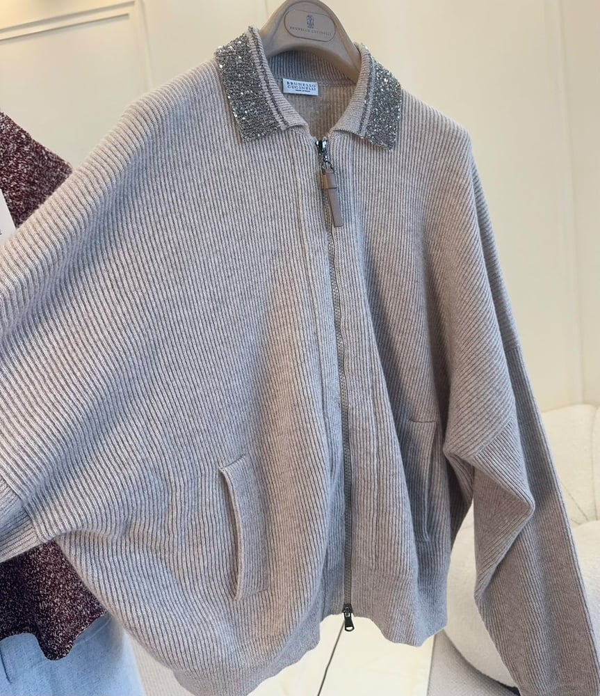 كارديجان برونيلو كوتشينيلي النسائي المحبوك بسحاب وياقة مرصعة بالترتر (Brunello Cucinelli Zip-Front Knit Cardigan with Sequin Collar)