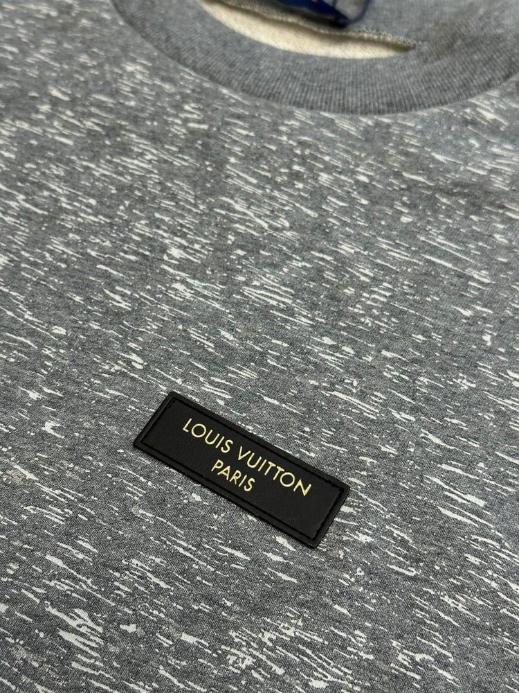 سويت شيرت رجالي فاخر بياقة دائرية من لويس فويتون (Louis Vuitton)