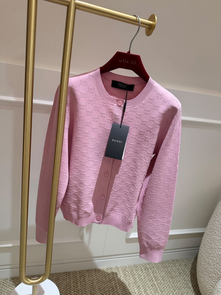 كارديجان جوتشي النسائي المحبوك بنقشة الشعار الأيقوني (Gucci Monogram Knit Cardigan)