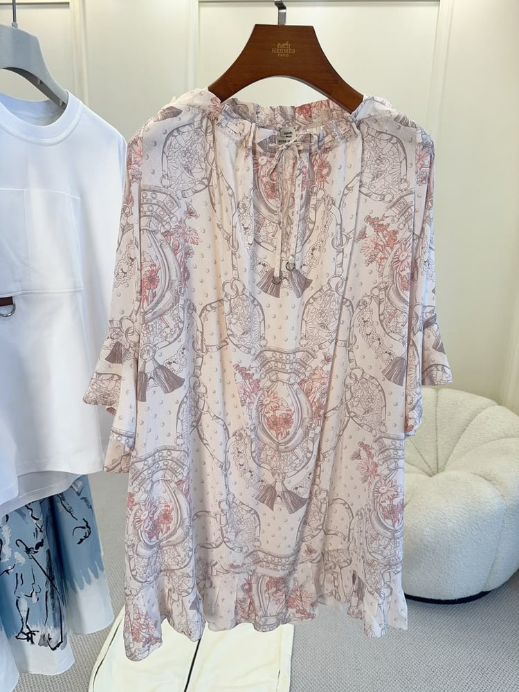 بلوزة هيرميس الحريرية بطبعة الفروسية (Hermès Silk Equestrian Print Blouse)