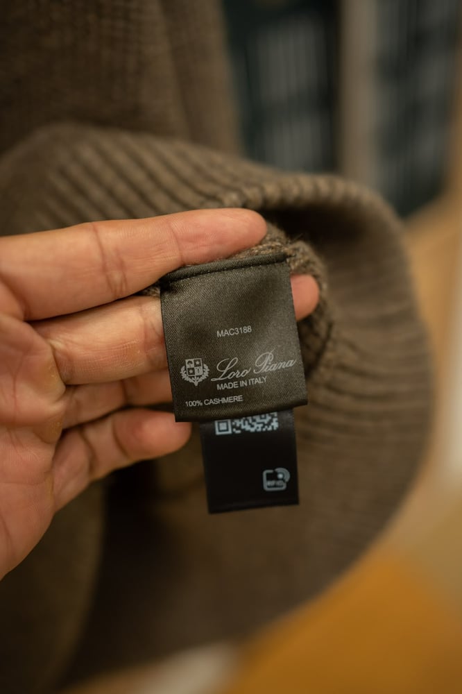 سويتشيرت صوف كشمير فاخر بنصف سحاب من لورو بيانا (Loro Piana Cashmere Half-Zip Sweater)