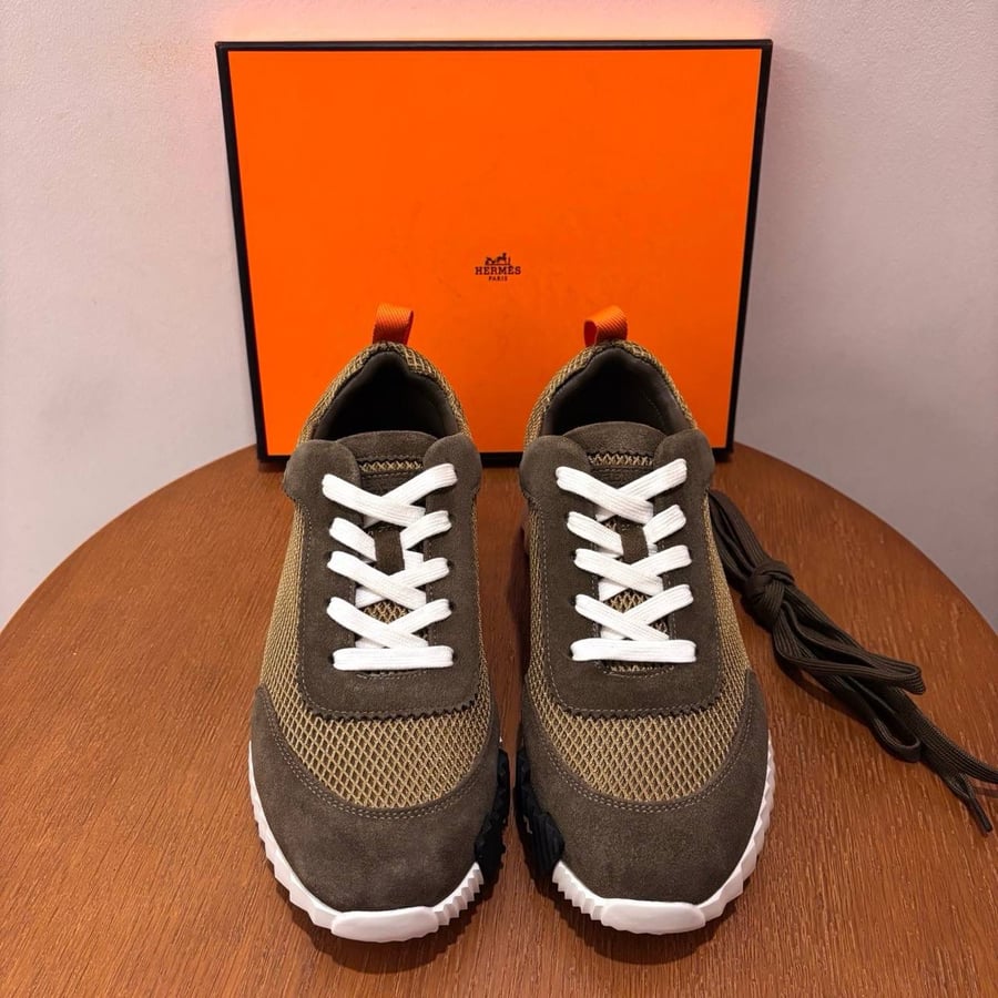 حذاء هيرميس Hermes رياضي زيتي بلمسات برتقالية