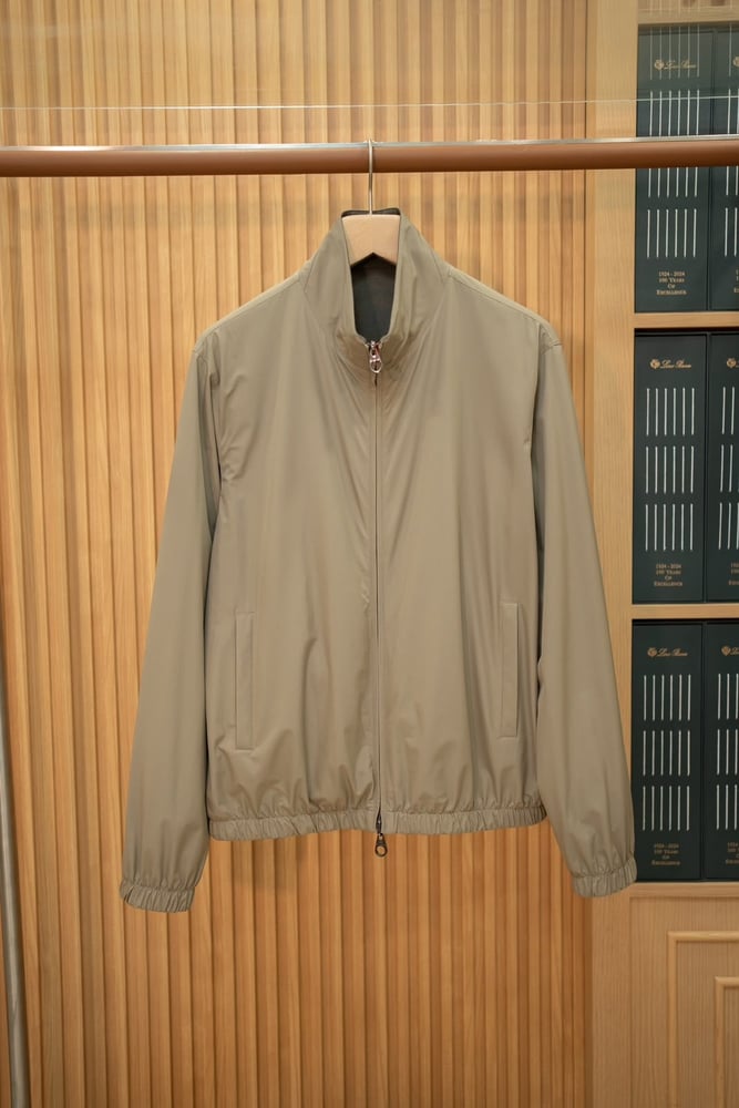 جاكيت "بومبر" الفاخر ثنائي الوجه من لورو بيانا (Loro Piana Reversible Bomber Jacket)