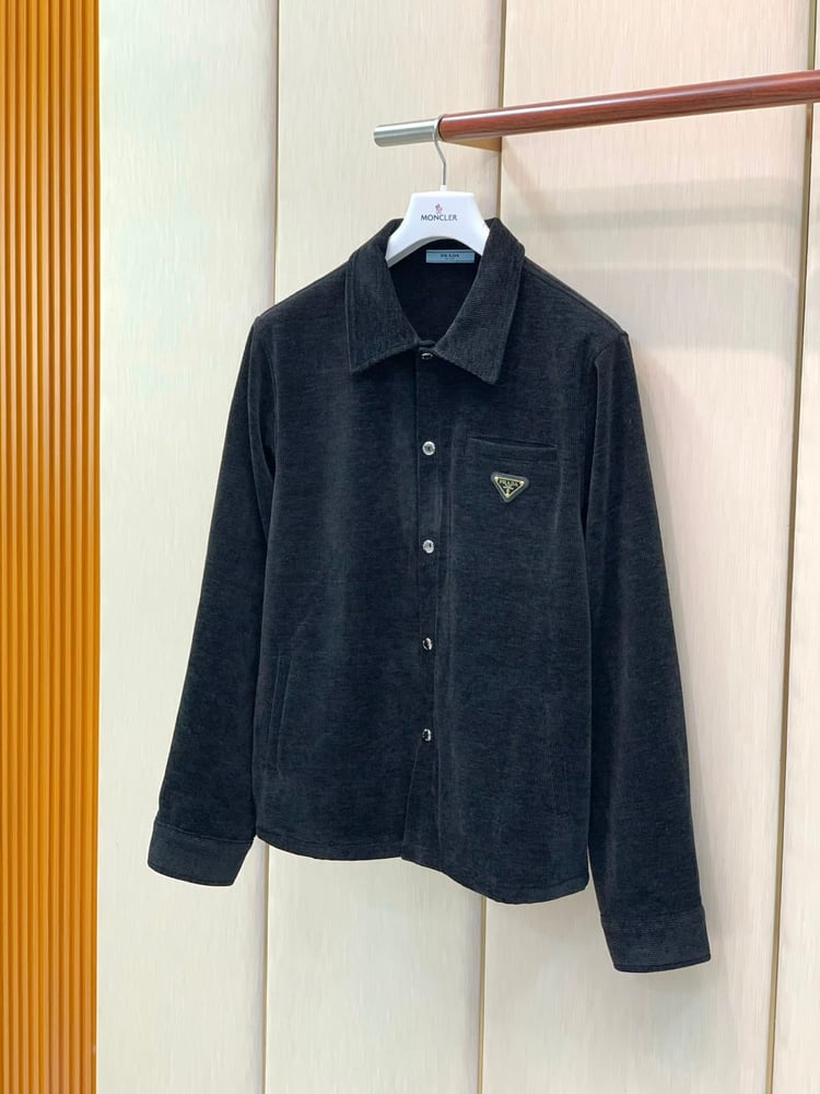 طقم رياضي / جاكيت وبنطلون رجالي فاخر من "برادا" (Prada) باللون الأسود المخملي المضلع (Corduroy)