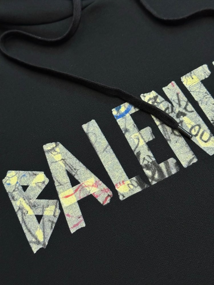 هودي بالنسياغا المطبوع بشعار الجرافيتي (Balenciaga Graffiti Logo Hoodie)