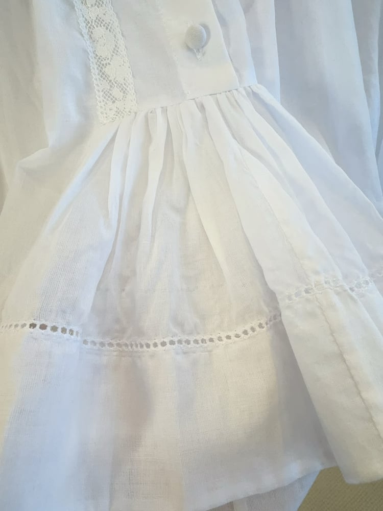 بلوزة (Blouse) من كلوي (Chloé) – لمسة من الرومانسية الباريسية بتصميم الدانتيل الأيقوني