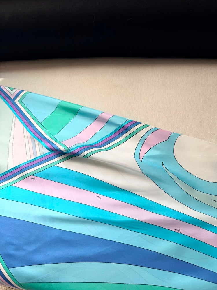 تنورة "بويتشي" الحريرية بنقشة فنية (Pucci Silk Geometric Print Midi Skirt)