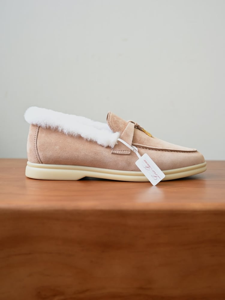 حذاء لورو بيانا النسائي الشمواه المبطن بالفرو مع تفاصيل القفل (Loro Piana Suede Fur-Lined Mules with Lock Charm)