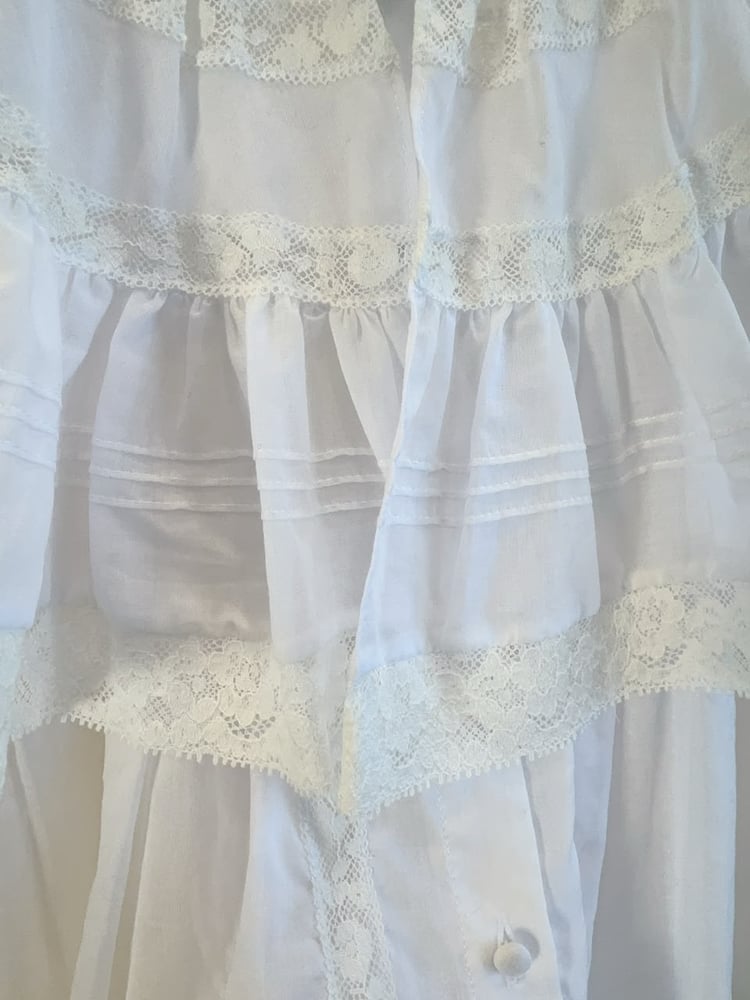 بلوزة (Blouse) من كلوي (Chloé) – لمسة من الرومانسية الباريسية بتصميم الدانتيل الأيقوني