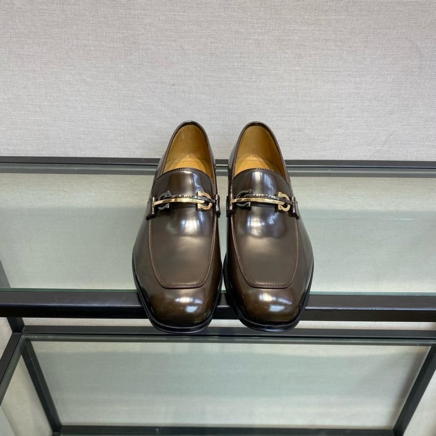 حذاء لوفر (Gancini Loafer) رسمي فاخر من فيراغامو (Ferragamo) من الجلد المصقول باللون البني المحروق.
