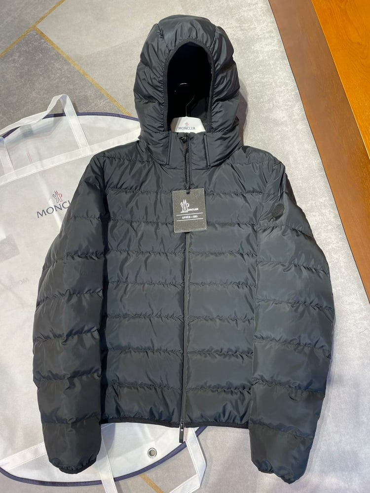 جاكيت / معطف منفوخ رجالي فاخر بقبعة من "مونكلير" (Moncler) باللون الأسود