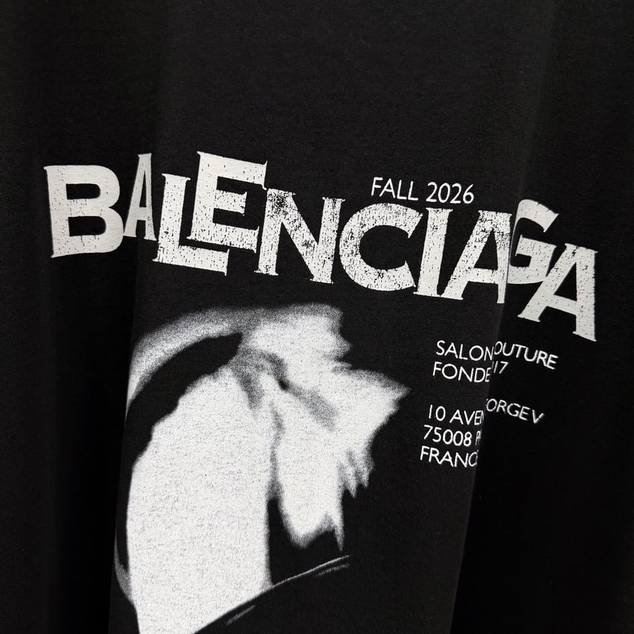 تيشرت "بالنسياغا" (Balenciaga) الفاخر