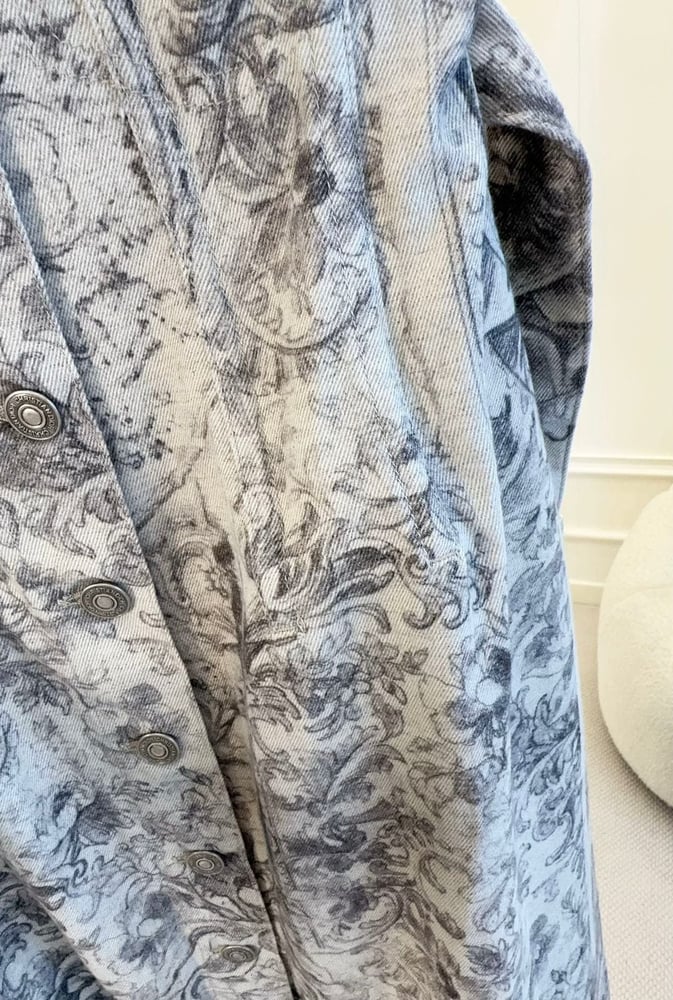 فستان جينز (دنيم) ميدي مكشوف الكتفين بنقشة فرنسية فاخرة من ديور (Dior)
