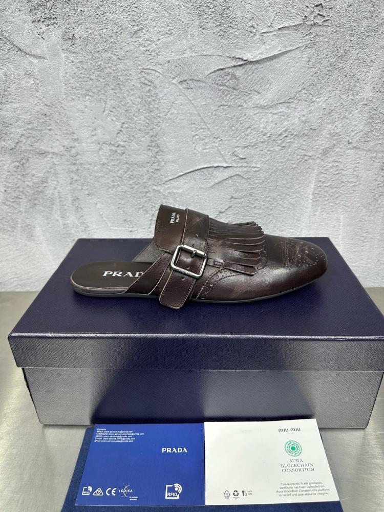 حذاء ميول (Mules) كاجوال فاخر بتصميم بروغ من برادا (Prada) من الجلد الطبيعي باللون البني المحروق.