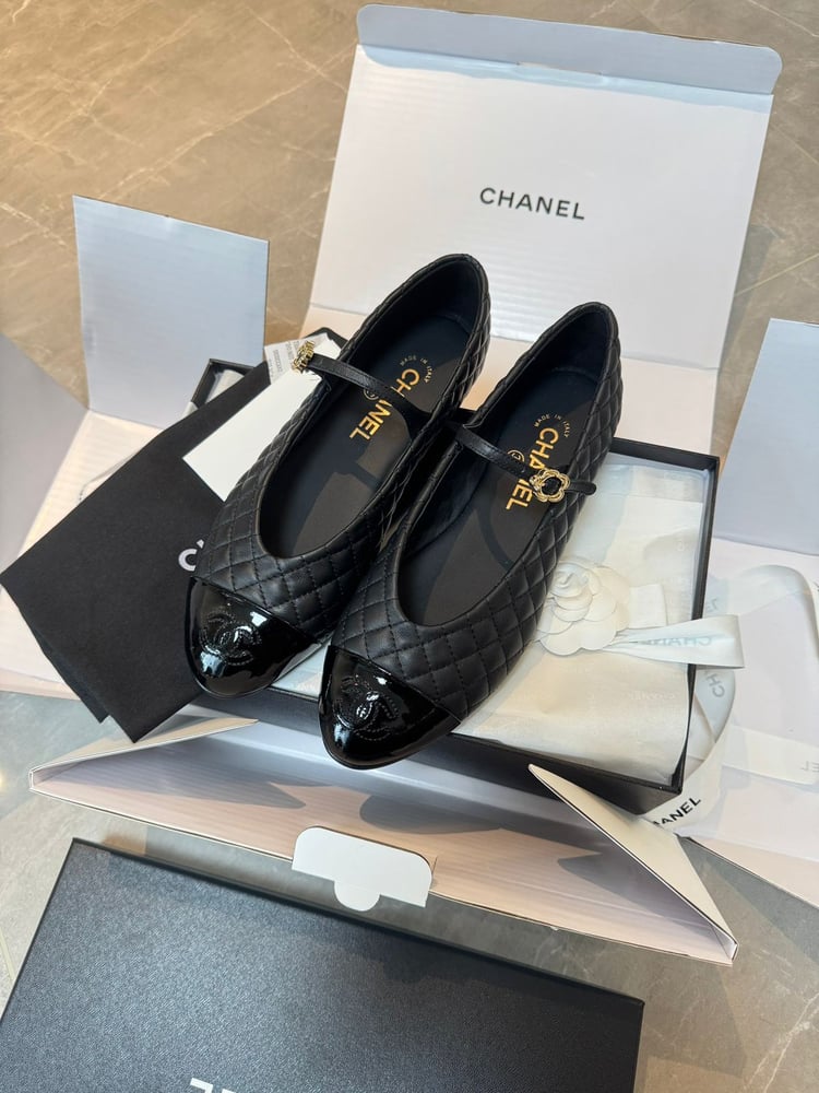 حذاء باليرينا "ماري جين" بجلد مبطن ومقدمة كاب-تو من شانيل (Chanel)