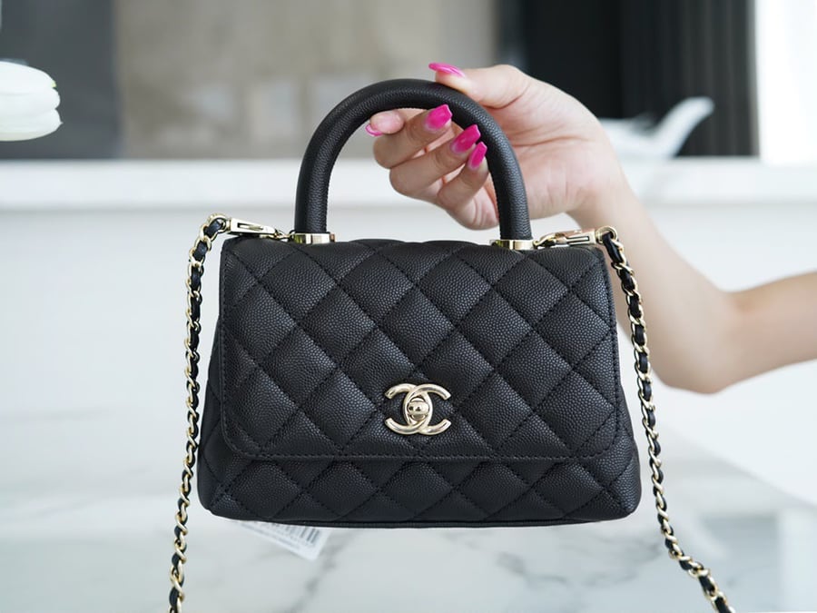 حقيبة "شانيل" (Chanel) الفاخرة - أناقة الكافيار الأسود بتفاصيل ذهبية خالدة