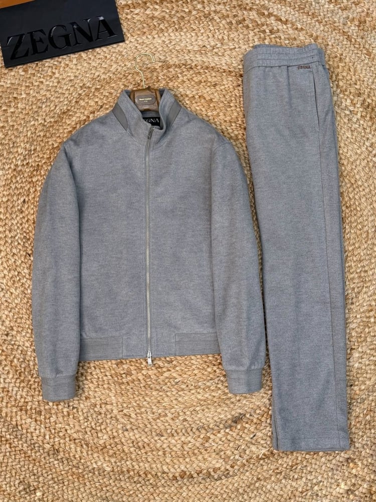 طقم رجالي بني فاخر (جاكيت بسحاب وبنطلون رياضي) من زينيا (Zegna)