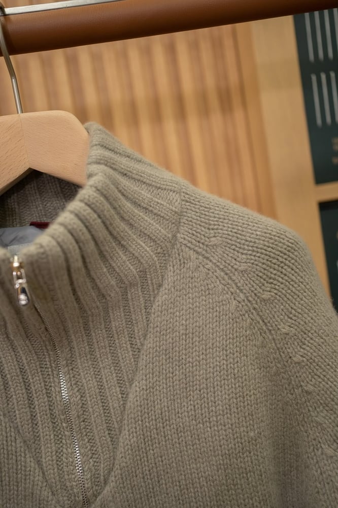 معطف تريكو فاخر بسحاب مرتفع من برونيلو كوتشينيلي (Brunello Cucinelli Cashmere Full-Zip Knit Cardigan)