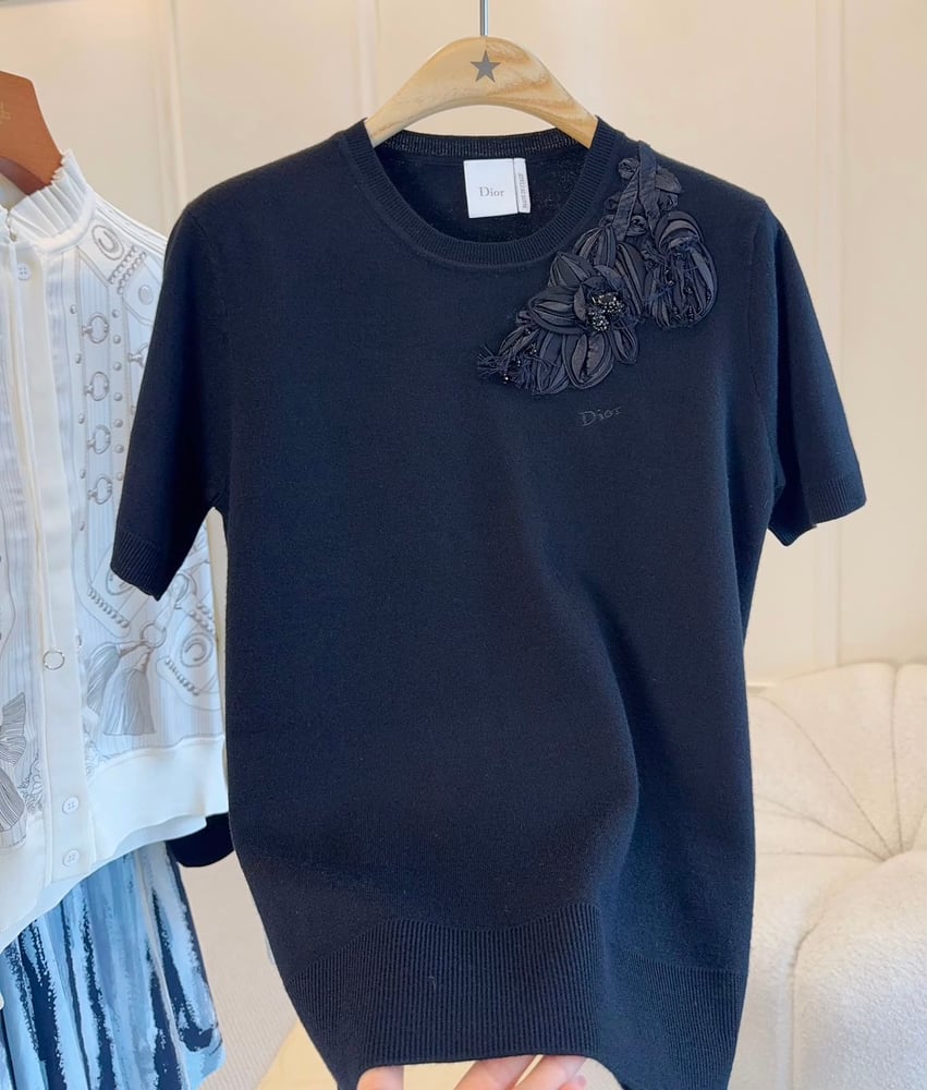 تيشيرت ديور (Dior) النسائي الأنيق المزود بتطريز الزهور