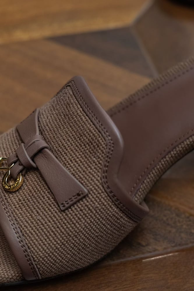 خُف "لورو بيانا" الفاخر بكعب متوسط (Loro Piana Mid-Heel Mules)