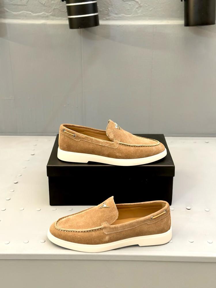 حذاء لوفر (Loafers) كاجوال فاخر من جوزيبي زانوتي (Giuseppe Zanotti) من جلد السويد باللون الجملي الدافئ.