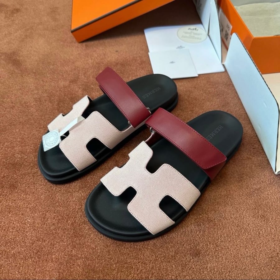 صندل هيرميس (Hermès) شبر المريح بتناخم الكانفاس والجلد الفاخر