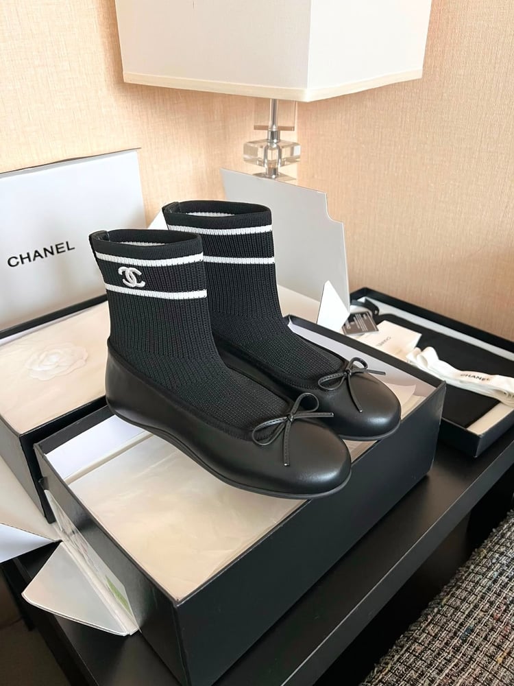 حذاء نسائي فلات بتصميم جوارب فاخر من شانيل (Chanel Sock-Style Ballet Flats)
