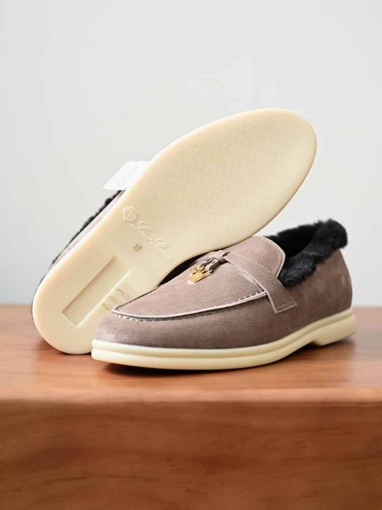 حذاء لورو بيانا النسائي الشمواه المبطن بالفرو مع تفاصيل القفل (Loro Piana Suede Fur-Lined Mules with Lock Charm)