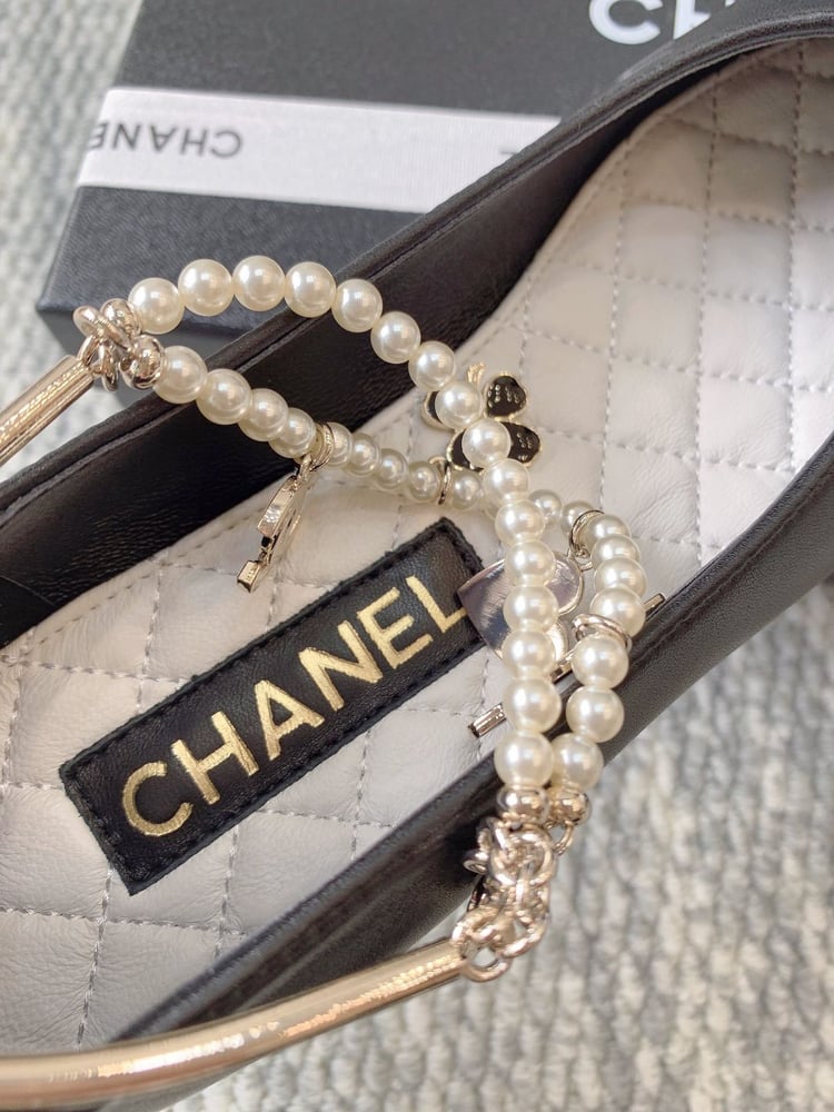 حذاء شانيل (Chanel) المسطح المزين باللؤلؤ والتعليقات