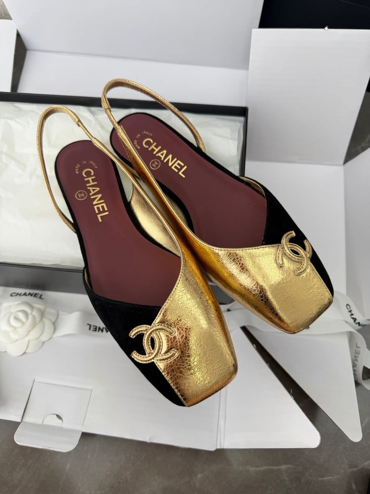 حذاء باليرينا "سلينج باك" بمقدمة مربعة وشعار CC من شانيل (Chanel)