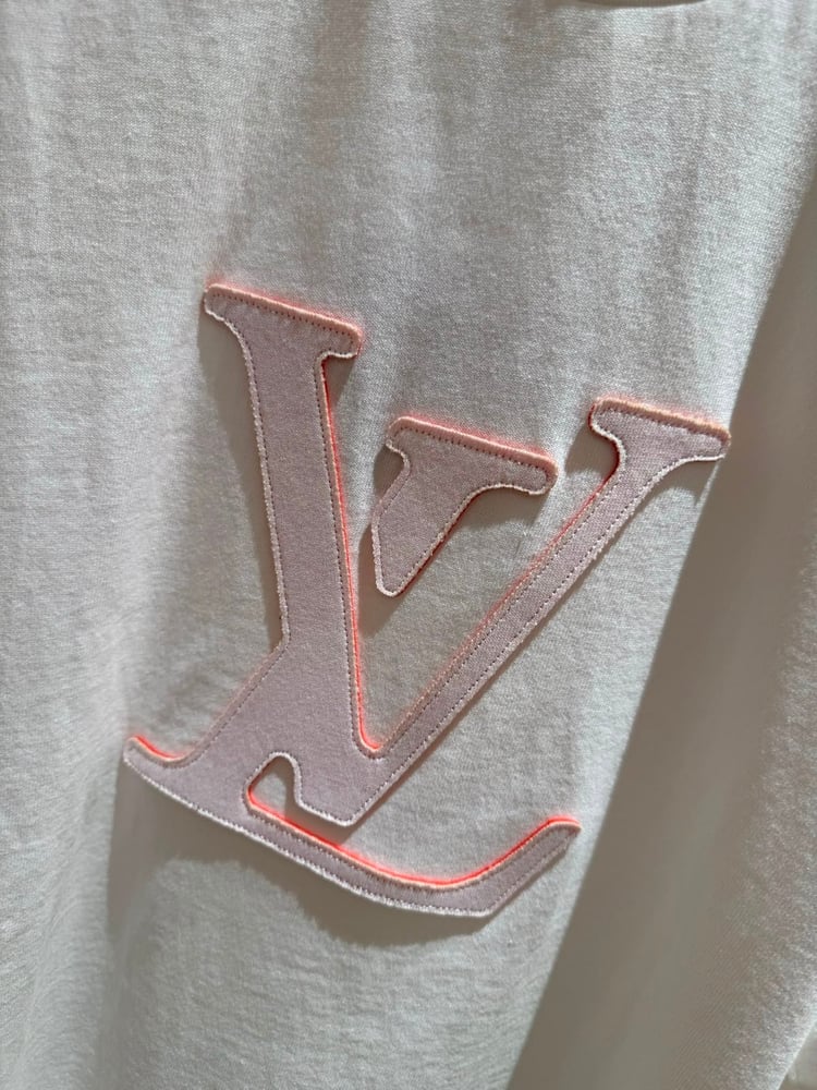 تيشرت "لويس فيتون" (Louis Vuitton) الرجالي الأبيض بشعار LV البارز وتفاصيل حمراء