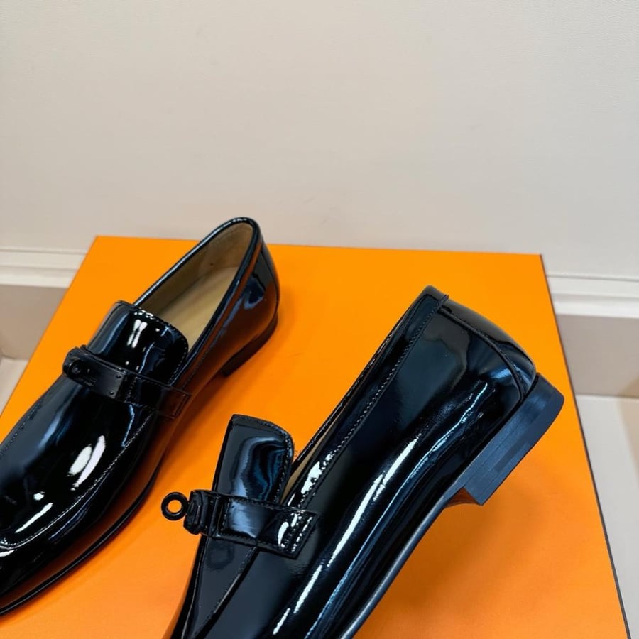 حذاء لوفر (Paris Loafer) رسمي فاخر من هرمز (Hermès) من جلد الورنيش اللامع باللون الأسود الملكي مع قفل أسود مطفي.