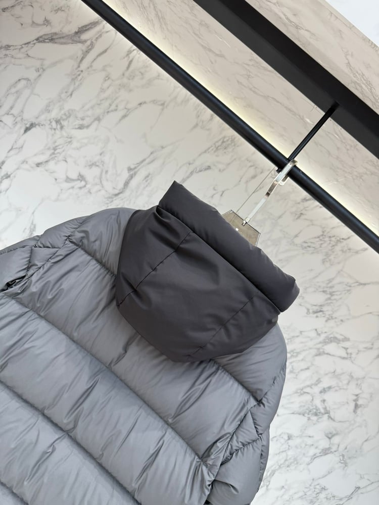 جاكيت / معطف منفوخ رجالي فاخر بقبعة من "مونكلير" (Moncler) باللون الفضي الرمادي المدمج مع الأسود