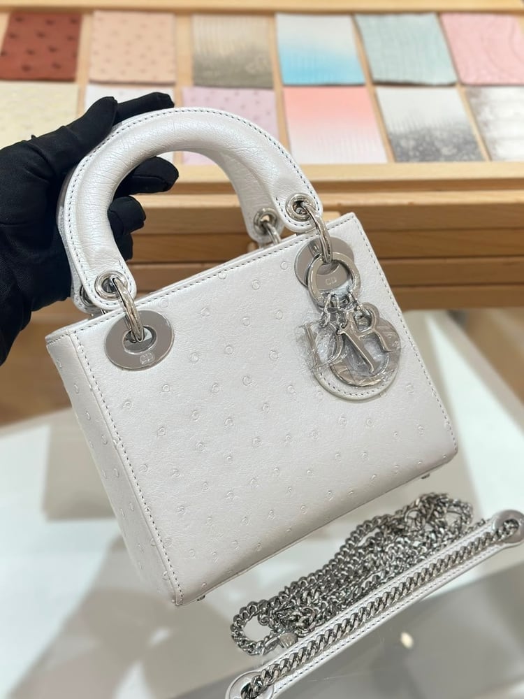حقيبة ليدي ديور (Lady Dior) ميني الفاخرة بجلد النعام اللؤلؤي سمول